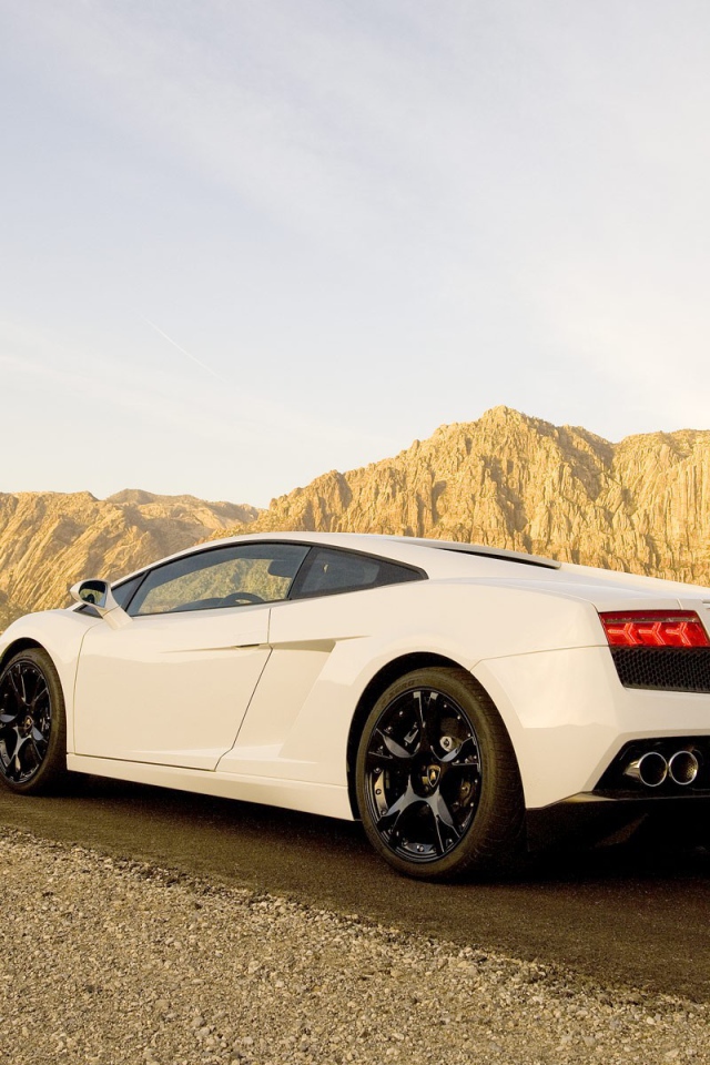 Белый Lamborghini Gallardo в Долине монументов