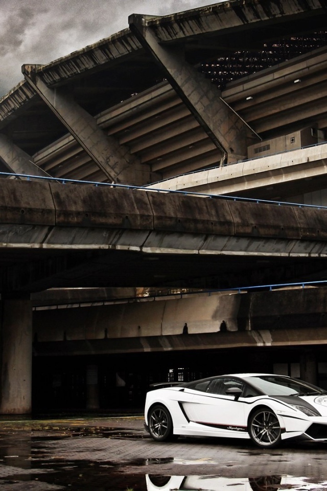 Белый Ламборгини у стадиона