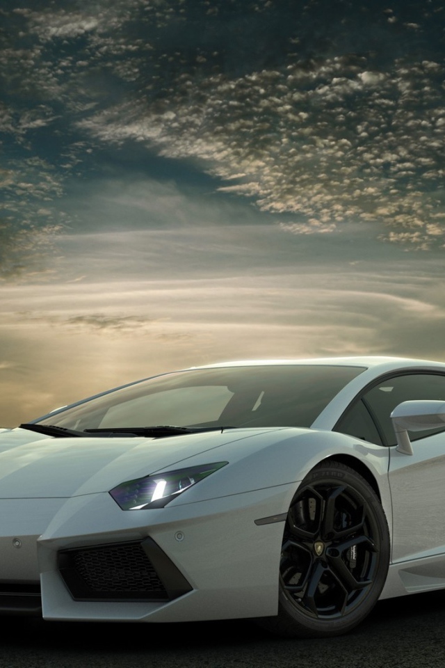 Белый Ламборгини в пустыне на фоне неба