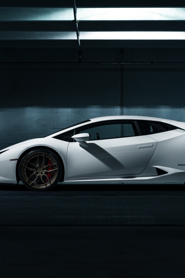 Белый Ламборгини в гараже