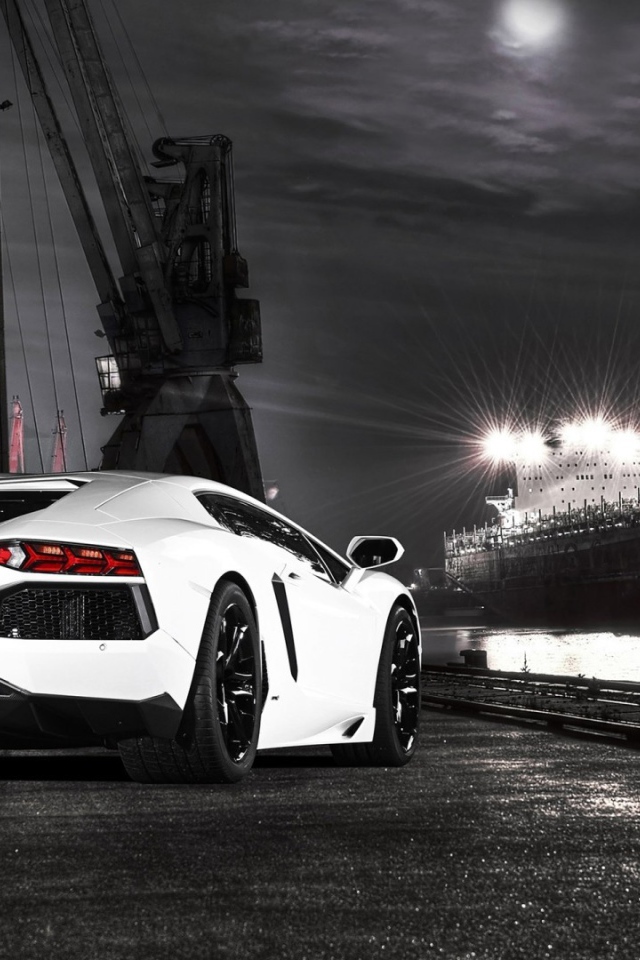 Белый Ламборгини на фоне корабля в порту