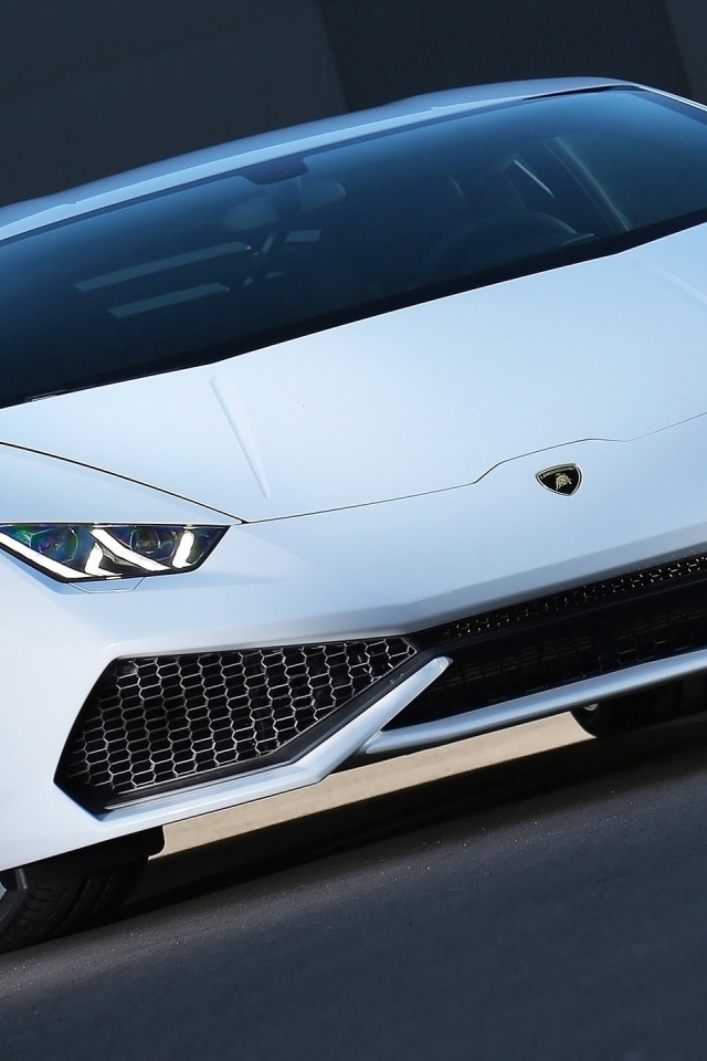 Белый автомобиль Lamborghini Huracan