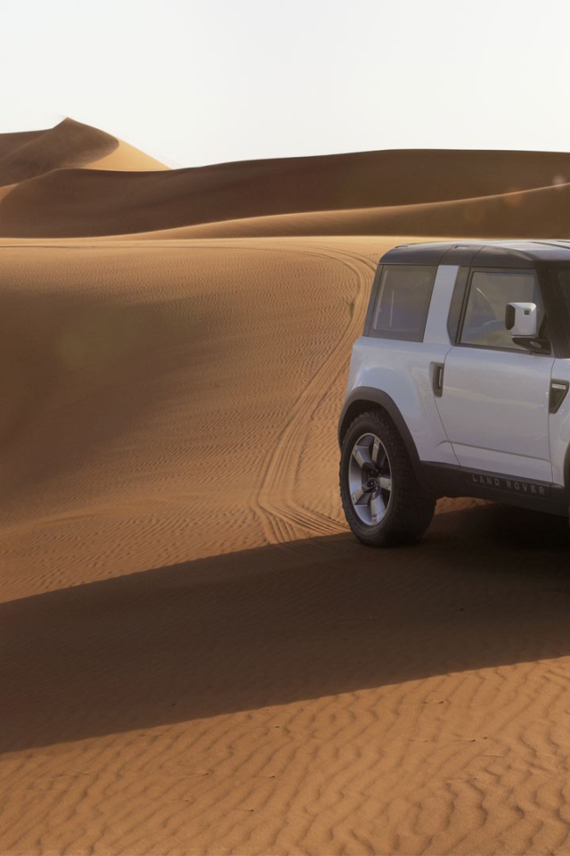 Белый Land Rover в пустыне