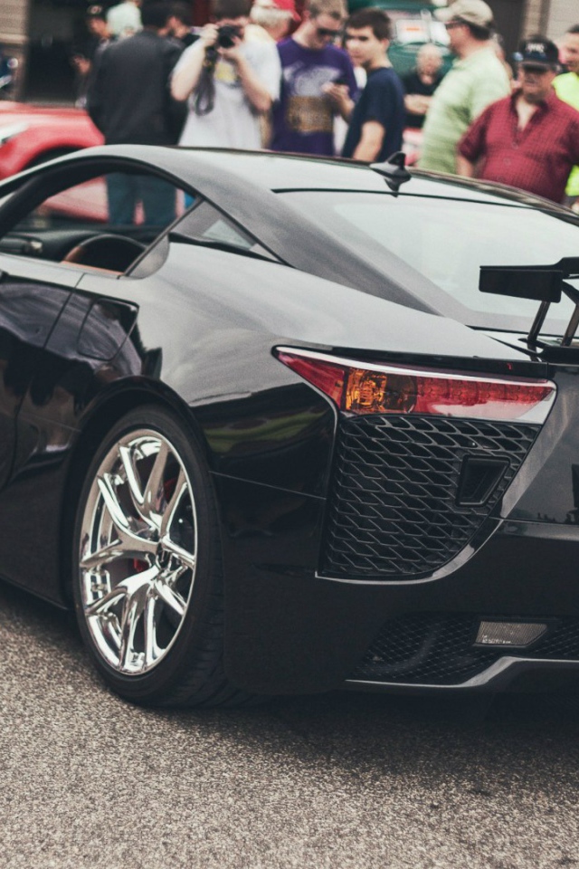 Черный автомобиль Lexus LFA
