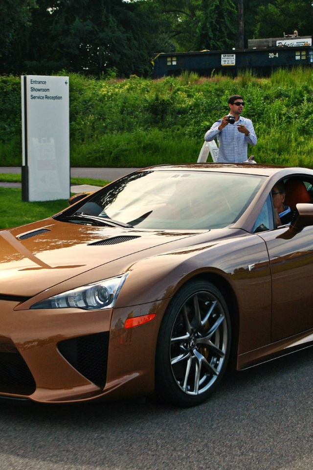 Коричневый автомобиль Lexus LFA