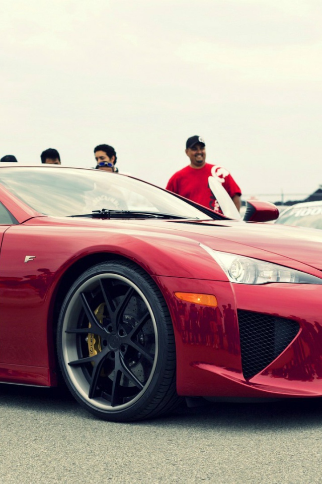 Красный автомобиль Lexus LFA