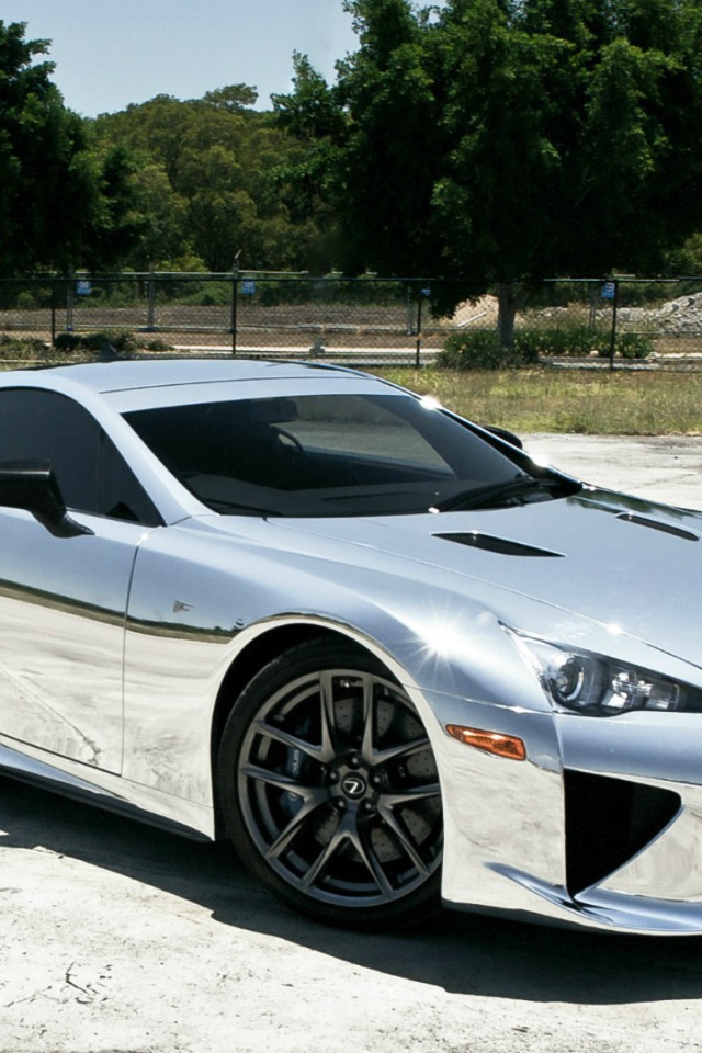 Серебристый автомобиль Lexus LFA