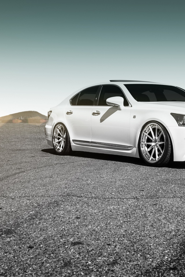 Белый Lexus на серой гальке