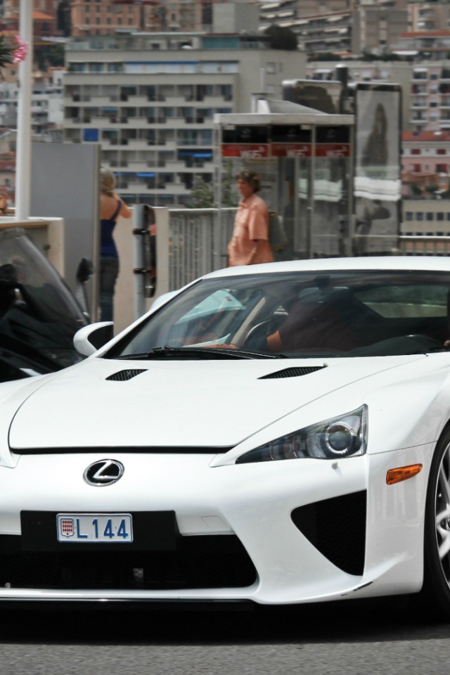 Белый автомобиль Lexus LFA