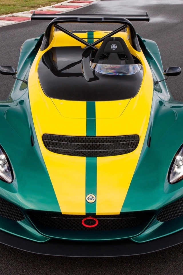 Гоночный Lotus 3-Eleven на автодроме