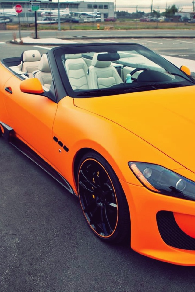 Красивый оранжевый кабриолет Maserati