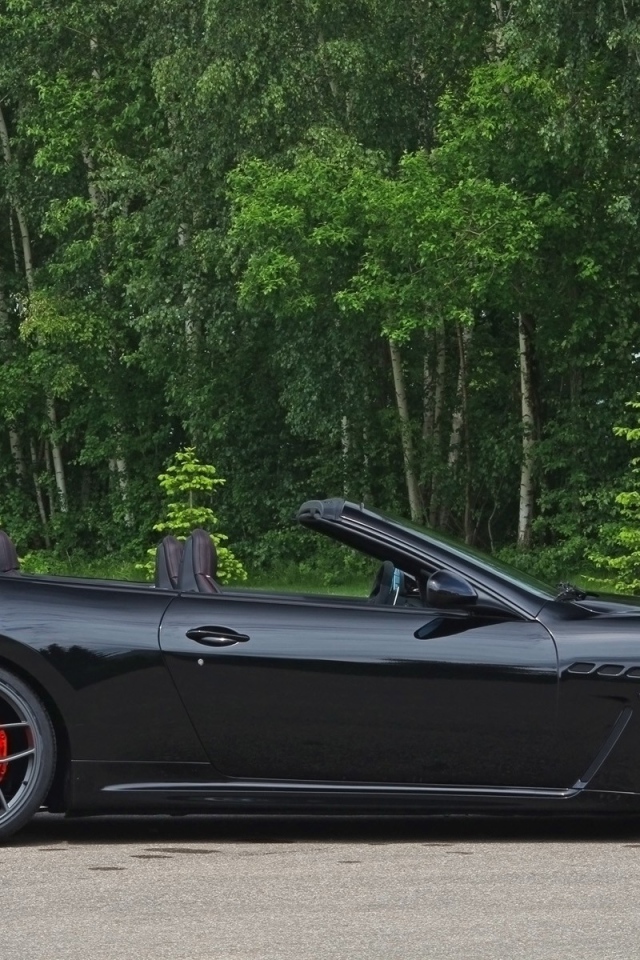 Черный кабриолет Maserati на фоне леса