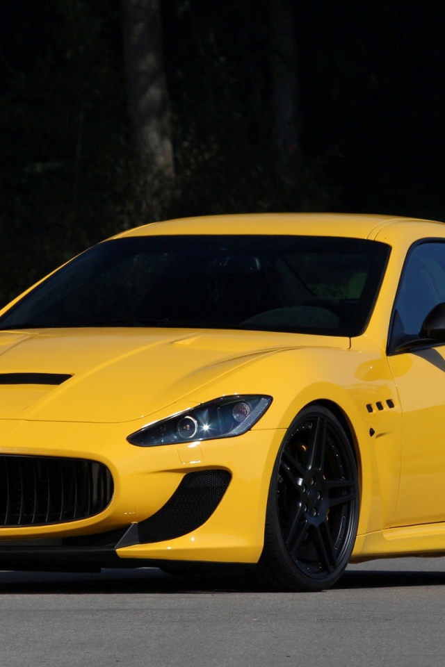 Вид спереди на желтый Maserati