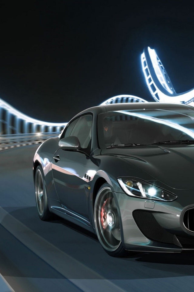 Серый Maserati на мосту