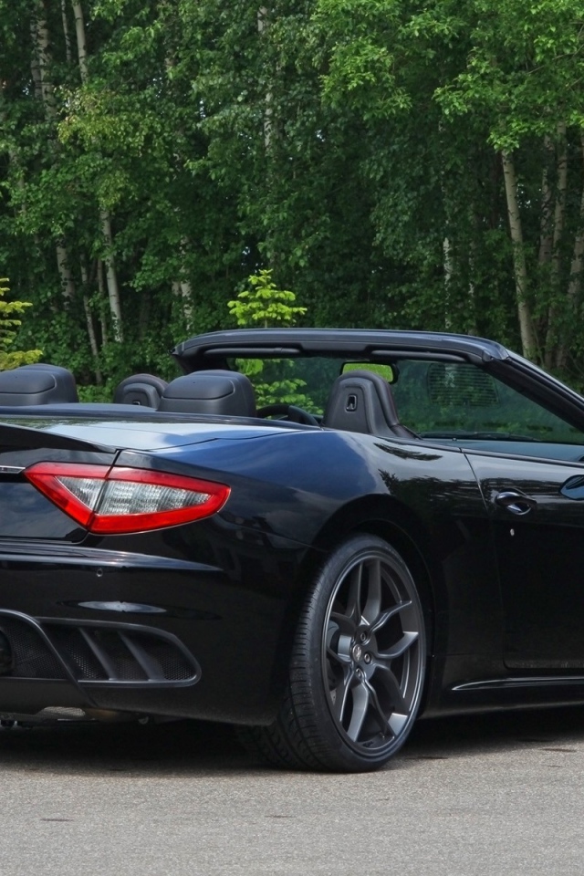 Кабриолет Maserati на фоне леса