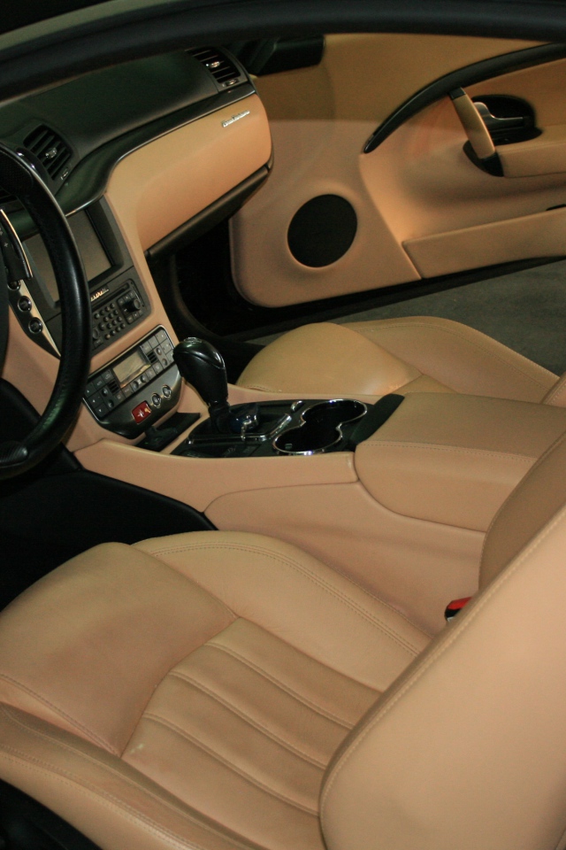 Роскошный салон автомобиля Maserati