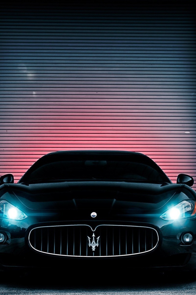 Неоновые фары черного Maserati