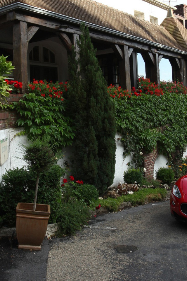 Красный Maserati у загородной виллы