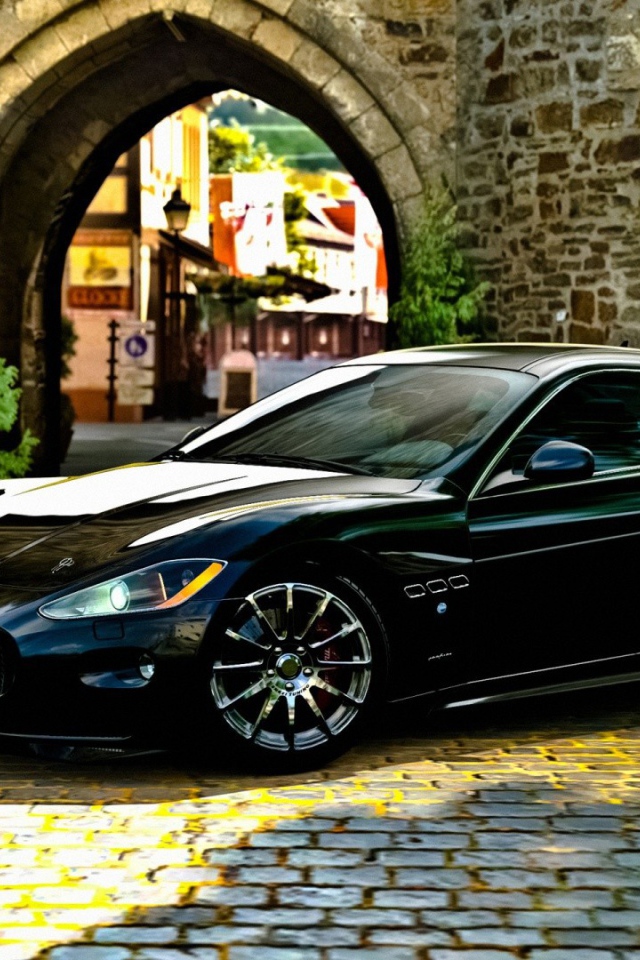 Стильный черный автомобиль Maserati