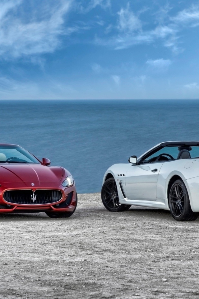Два автомобиля марки Maserati на берегу моря