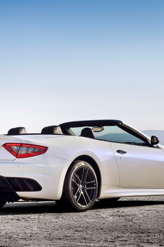 Белый кабриолет Maserati на фоне гор
