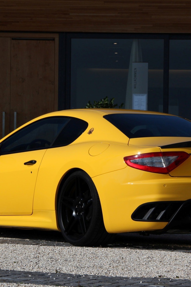 Желтый Maserati, вид сзади