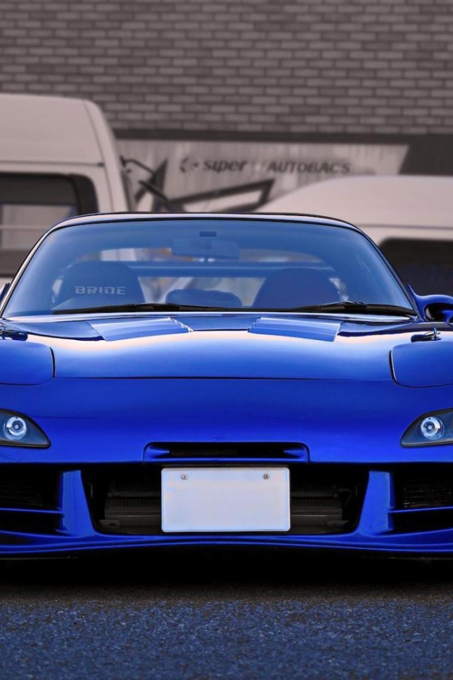 Голубая Mazda RX-7 на парковке