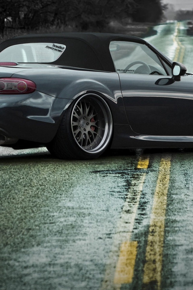 Автомобиль Mazda MX-5 стоит поперек шоссе