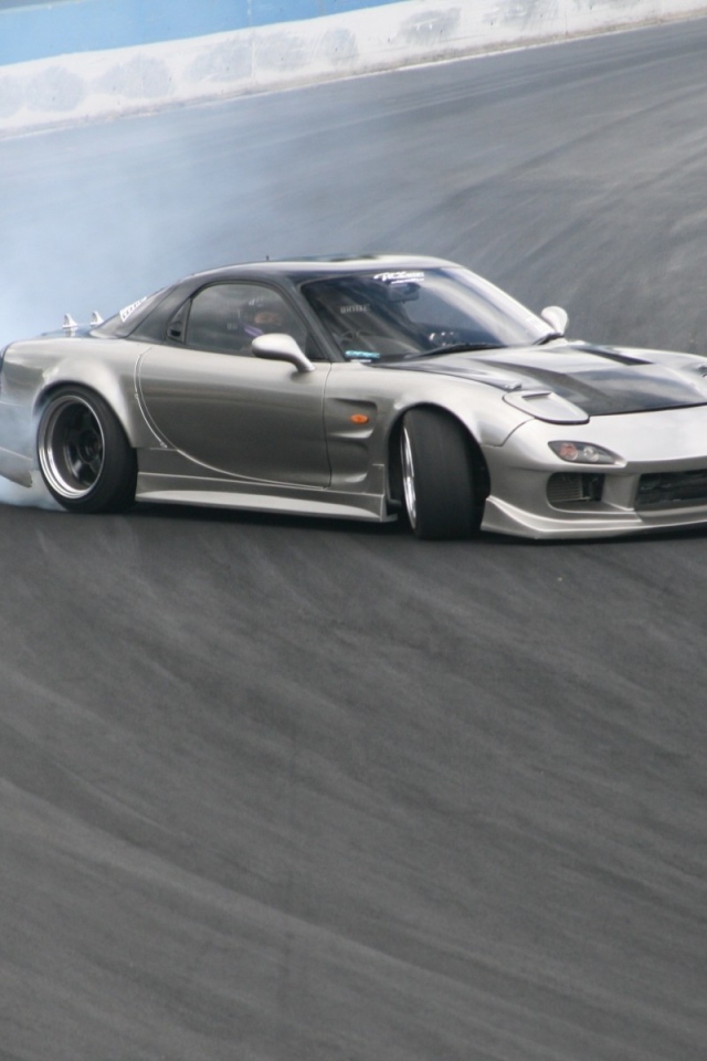 Дрифт серебристой Mazda RX-7