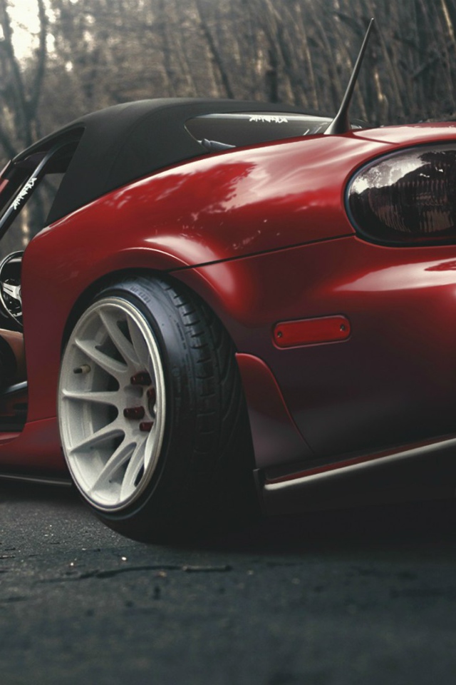 Красная Mazda Miata MX-5