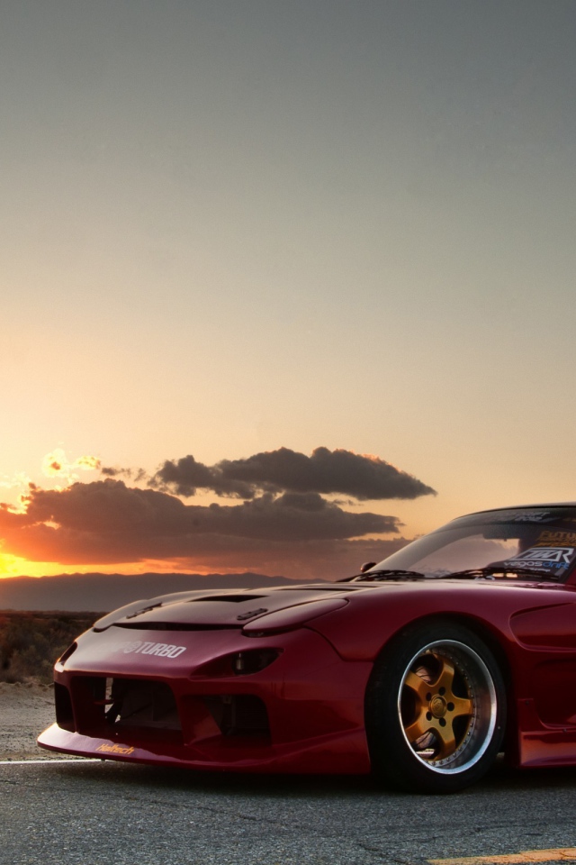 Красная Mazda RX-7 на фоне заката