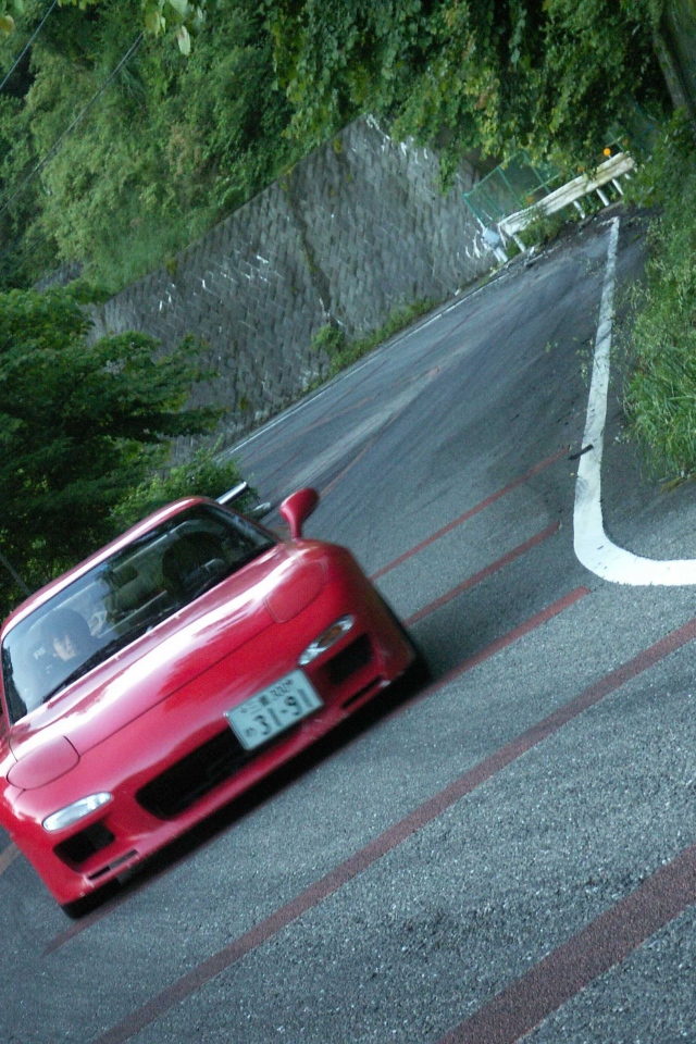 Красная Mazda RX-7 на гоночном треке