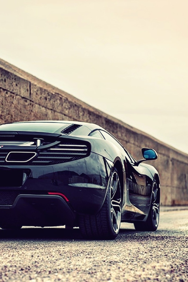 Черный McLaren MP4-12C у стены