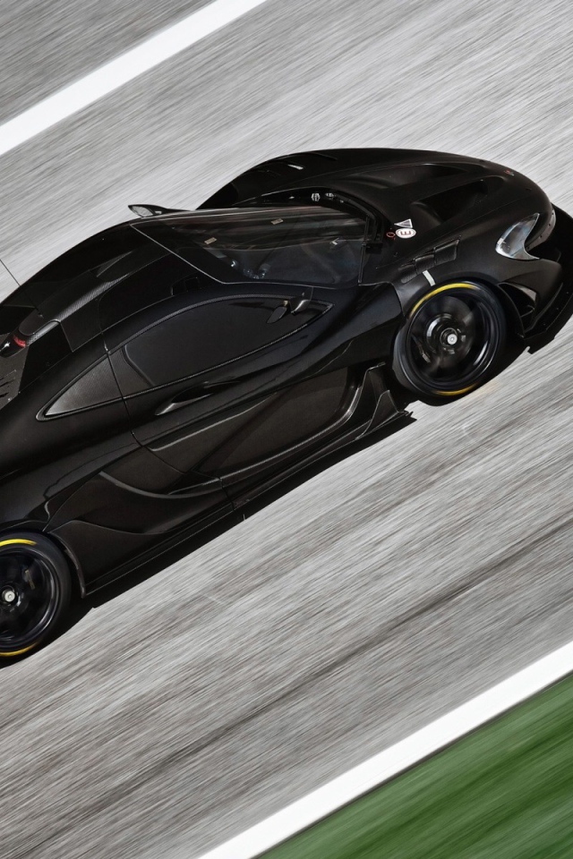 Черный McLaren P1 на сером шоссе