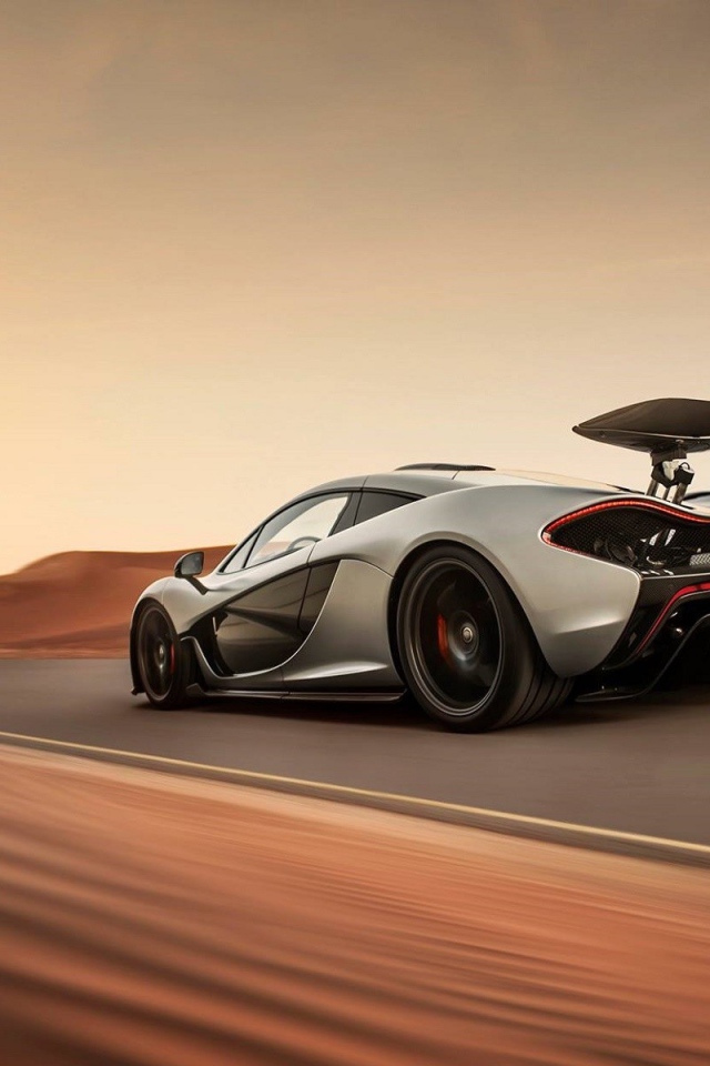 Серый McLaren P1 на шоссе в пустыне