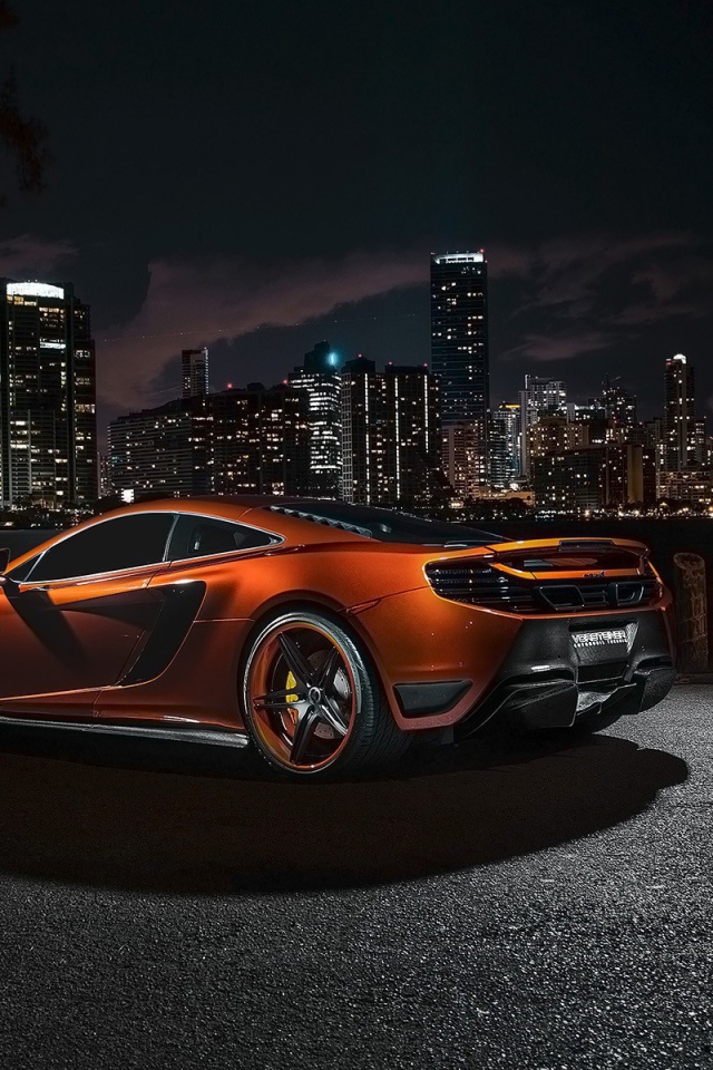 Оранжевый McLaren MP4-12C на фоне ночного города