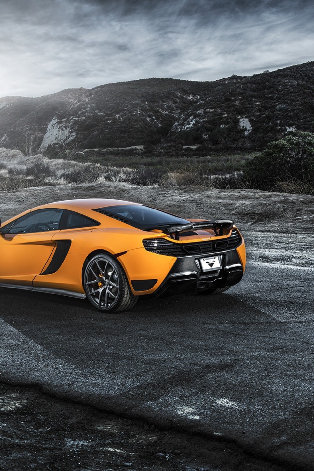 Оранжевый McLaren MP4-12C за городом