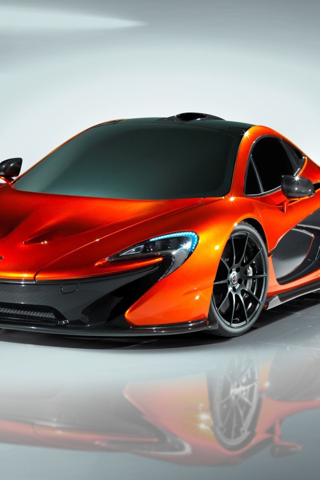 Оранжевый McLaren P1 на зеркальной поверхности