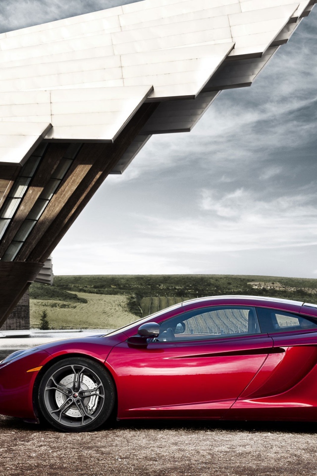 Спортивный McLaren MP4-12C у здания