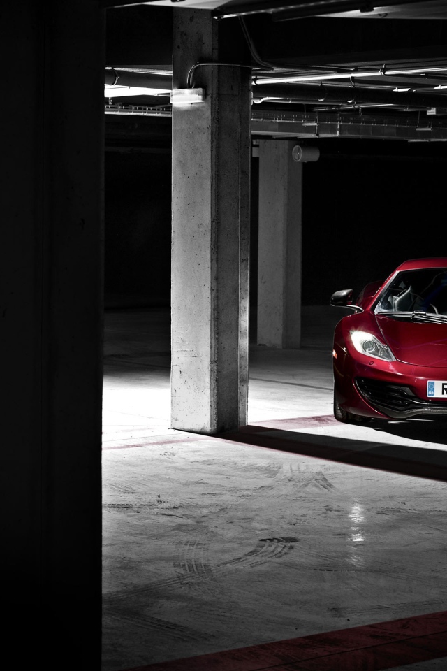 Красный McLaren MP4-12C на подземной парковке