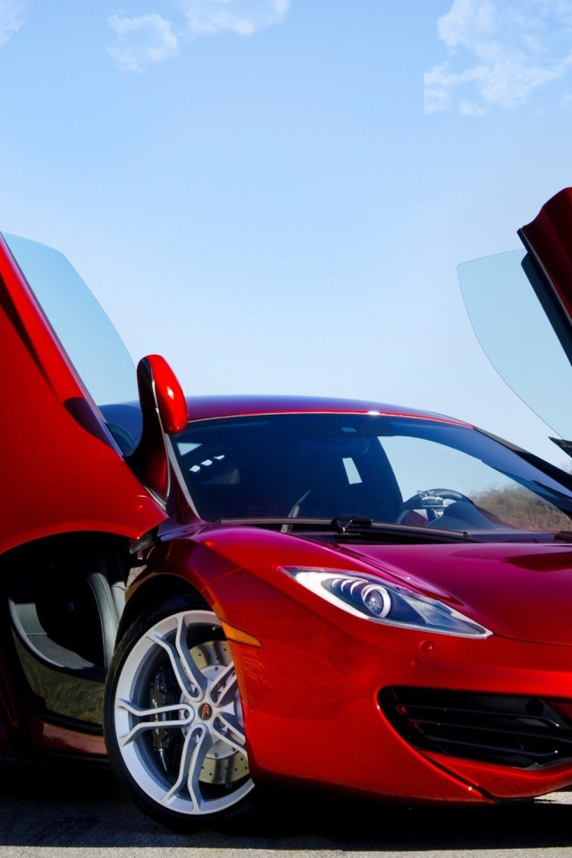 Красный McLaren MP4-12C с открытыми дверями