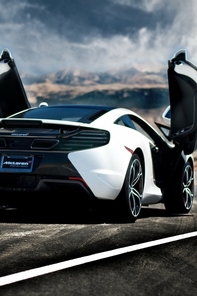 Белый McLaren MP4-12C с открытыми дверями