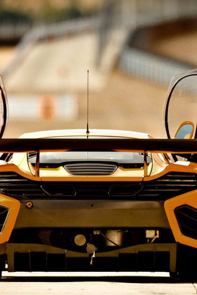 Желтый McLaren MP4-12C с открытыми дверями