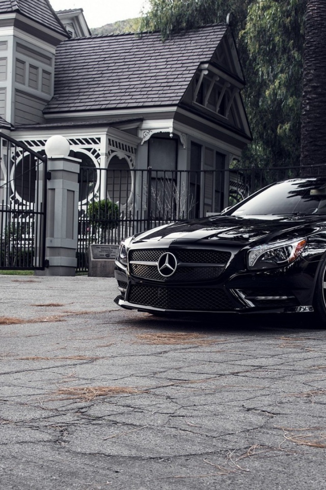 Черный Мерседес у ворот виллы