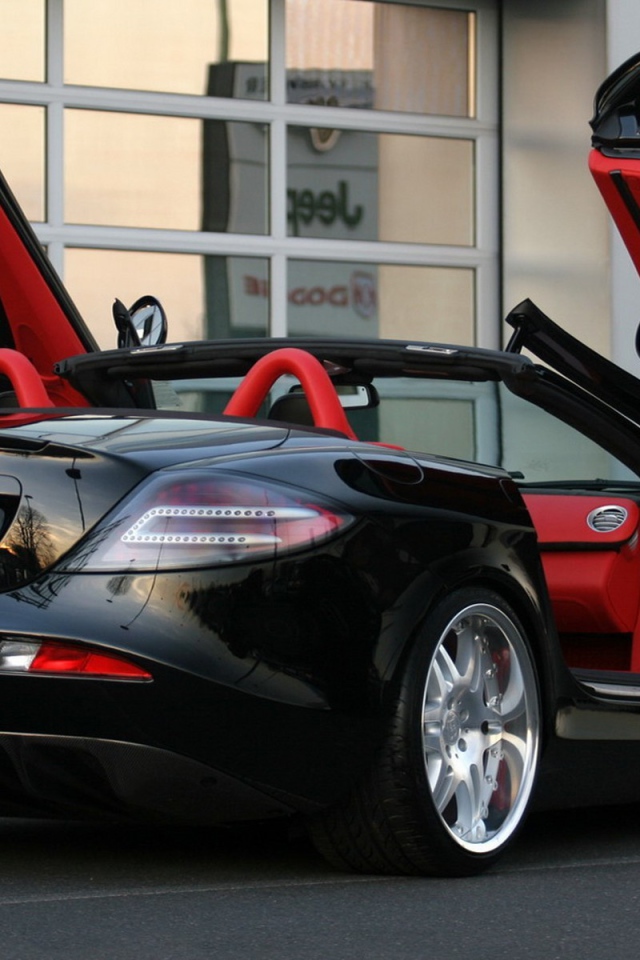 Черный Mercedes с открытыми дверями