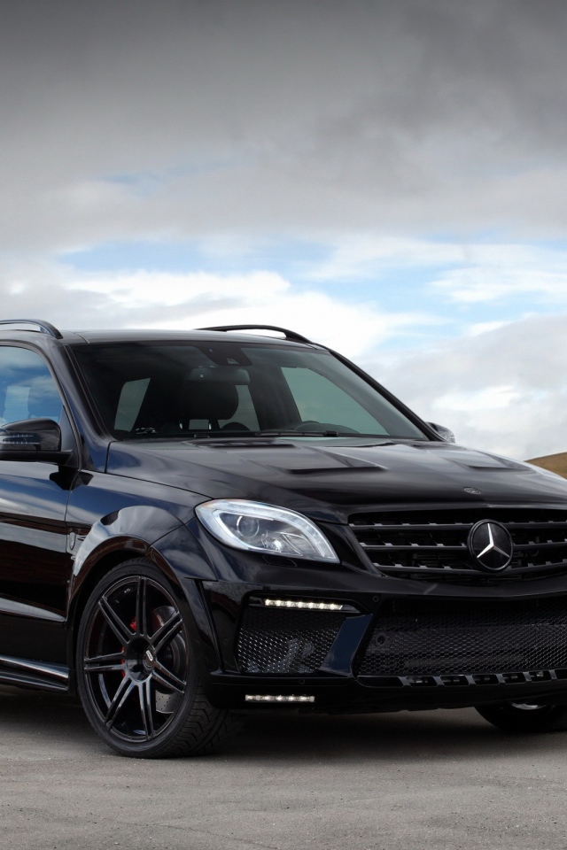 Черный автомобиль Mercedes-Benz ML 63