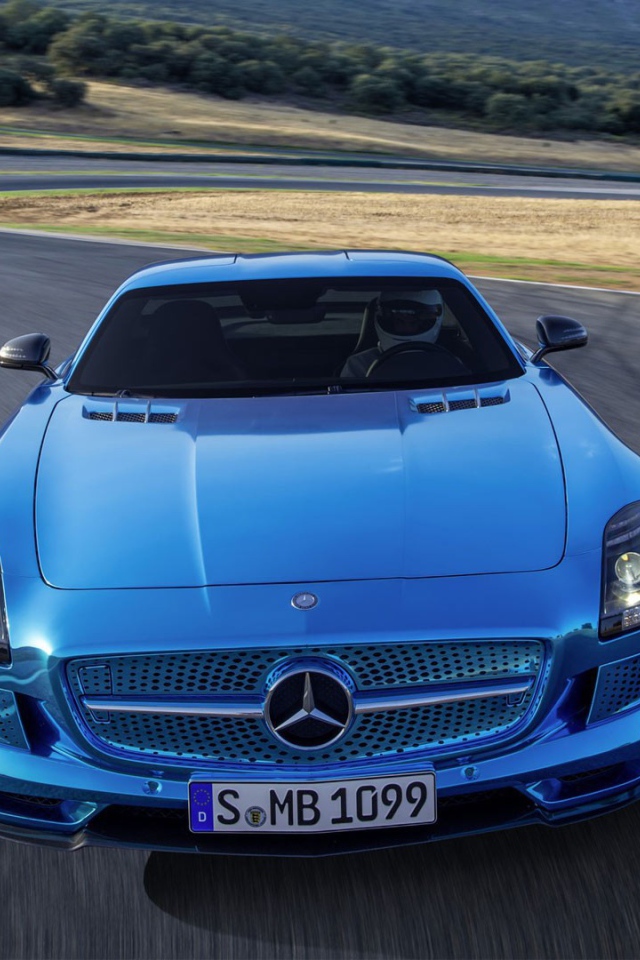 Голубой Mercedes SLS на гоночном треке