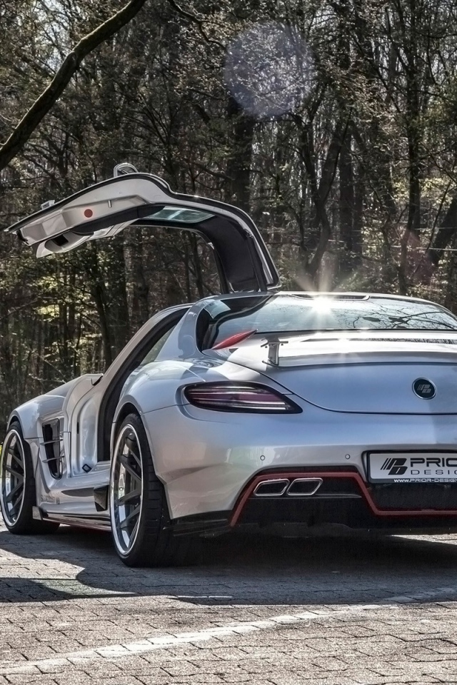 Автомобиль Mercedes-Benz SLS AMG в парке