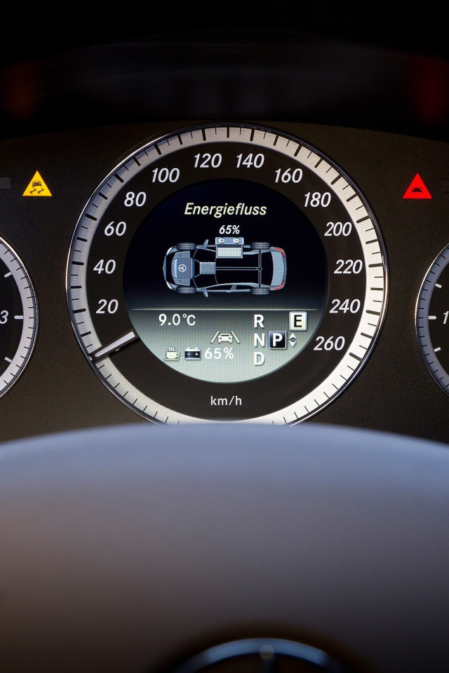 Панель приборов автомобиля Mercedes SLS