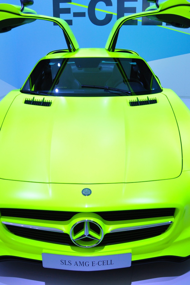 Зеленый электромобиль Mercedes-Benz SLS AMG